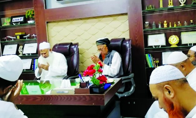 ইত্তেহাদ ট্রাভেলস-এর হেড অফিসে উপস্থিত হয়ে দুআ করেন আল্লামা উবায়দুল্লাহ ফারুক দা.বা. ও আল্লমা জুনায়েদ আল হাবীব দা.বা.