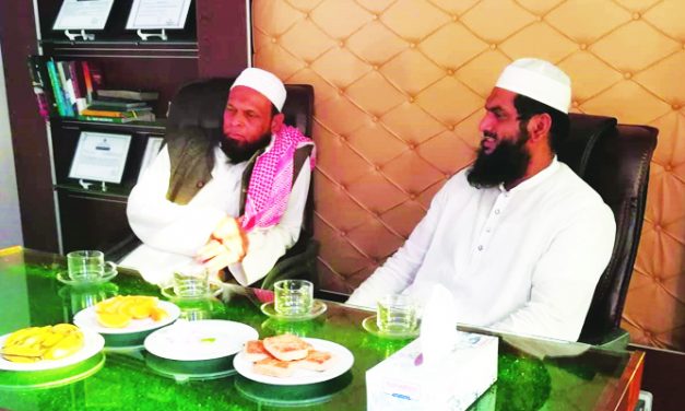 ইত্তেহাদ ট্রাভেলস-এর হেড অফিসে উপস্থিত হয়ে ট্রাভেলস এর প্রতিষ্ঠাতা চেয়ারম্যান মাওলানা আমিনুল হাসান সিদ্দিকী দা.বা.-এর সাথে একান্ত আলাপন করেন বাতিলের আতঙ্ক আল্লামা মামুনুল হক দা.বা.