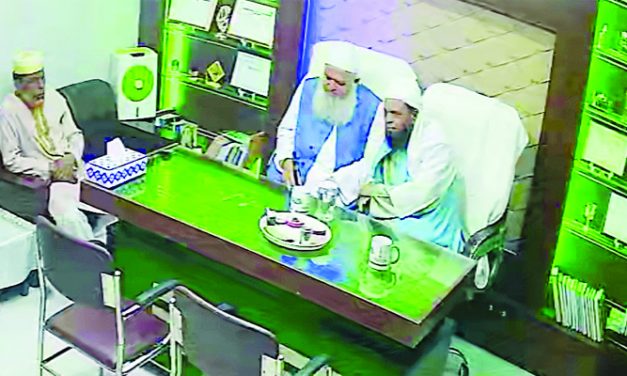 ইত্তেহাদ ট্রাভেলস-এর হেড অফিসে উপস্থিত হন পীরে কামেল অধ্যক্ষ মিজানুর রহমান চৌধুরী দা.বা. পীর সাহেব গাজীপুর কাপাশিয়া