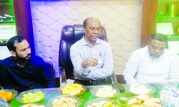 ঢাকা পল্লী বিদ্যুৎ সমিতি-৪ এর সম্মনিত জি.এম ও আতাশুর মুদ্রন নগরীর সভাপতি জনাব রফিকুল ইসলাম সহ বিশিষ্ট ব্যক্তিগণ ইত্তেহাদ ট্রাভেলস এর অফিসে উপস্থিত হন