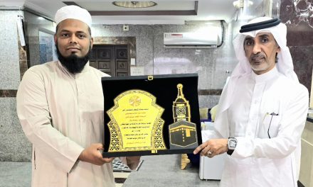 সৌদি আরবের হোটেল ব্যবসায়ী সৌদি নাগরিক এর থেকে হোটেল ব্যবস্থাপনায় সেরা সার্ভিস সম্মাননা ক্রেস্ট গ্রহন করেন, ইত্তেহাদ এয়ার ট্রাভেলস এর পরিচালক